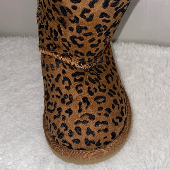 UGG Toddler Girls Bailey Leopard Boots. Gently used. Very clean size 6 - Picture 9 of 16